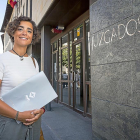 Almudena Alonso, abogada y mediadora encargada de este servicio intrajudicial en Valladolid, a las puertas de los juzgados de la calle Angustias.-MIGUEL ÁNGEL SANTOS