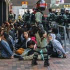 La policía realiza detenciones de estudiantes universitarios.-AFP