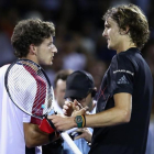 Carreño y Zverev se saludan tras la semifinal de Miami.-/ AFP / CLIVE BRUNSKILL