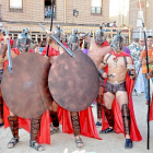Los miembros de una peña de Serrada posan ataviados al modo de soldados romanos en la Plaza Mayor durante el 'chupinazo' festivo del año pasadoo.-Santiago