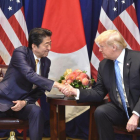 El Primer Ministro japonés, Shinzo Abe, junto al presidente de los Estados Unidos, Donald Trump--AFP