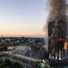El edificio en llamas.-AFP