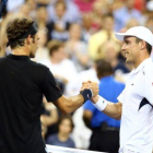 Federer y Roberto Bautista se dan la mano tras el partido.-Foto: STREETER LECKA / AFP