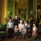 La reina Isabel, con sus nietos y biznietos. El príncipe Jorge está a su izquierda y la princesa Carlota, sobre su falda.-ANNIE LEIBOVITZ