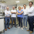 El grupo de investigadores posa en uno de los laboratorios de química orgánica de la Facultad de Ciencias de la Universidad de Burgos.-SANTI OTERO