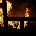 Los bomberos lograron extinguir las llamas aproximadamente en una hora y acceder a la vivienda.-EPA ANA-MPA