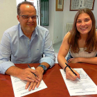 Cayetano Cifuentes y Ángela Nieto durante la firma del contrato.-EL MUNDO