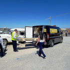 Trabajadores del Instituto Anatómico Forense, en la carretera nacional N-502 junto al todoterreno siniestrado.-A. GARCÍA