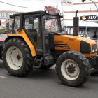 Varios tractores circulan por una gasolinera durante un acto de protesta por el elevado precio del gasóleo agrícola.-L.M.B.S.
