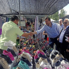 Óscar Puente en el mercadillo instalado en el aparcamiento del estadio-E.M.