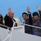El presidente Donald Trump y su esposa, Melania, con el primer ministro japonés, Shinzo Abe, y su esposa, Akie Abe, a punto de entrar en al Air Force One.-CARLOS BARRIA / REUTERS