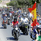 Desfile de banderas por las calles de Laguna de Duero en el Día Nacional de la Moto.-J.M. LOSTAU