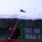 Un vecino de la localidad berciana de Colinas del Campo de Martín Moro Toledano (León), retira la nieve acumulada en su tejado durante los últimos días-Ical