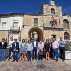 Foto de familia de los 14 alcaldes de la zona de Torozos con el presidente de la Diputación (en el centro), Jesús Julio Carnero, ayer en Torrelobatón.-EL MUNDO