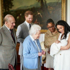 El duque de Edimburgo, la reina Isabel y la madre de Meghan Markle conocen al hijo de los duques de Sussex, a principios de mayo.-SUSSEXROYAL