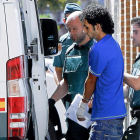 El detenido Sansón F.M. entra en el furgón camino de la cárcel tras declarar ante la juez de Medina.-J.M. LOSTAU