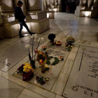 Flores en la tumba de Carmen Polo, mujer de Franco, en la Almudena, el pasado 25 de octubre.-AP / PAUL WHITE
