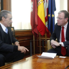 Antonio Silván, recibe al presidente de la Federación de Sociedades Castellanas y Leonesas de la República Argentina, Pedro Bello, con motivo de la celebración del centenario del Centro Región Leonesa de Ayuda Mutua de la Ciudad de Buenos Aires.-ICAL