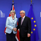 Theresa May y Jean-Claude Juncker, este viernes en Bruselas.-YVES HERMAN (REUTERS)