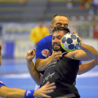 De la Rubia es agarrado por el cuello por un defensor del Granollers durante el partido de ayer.-PHOTO DEPORTE