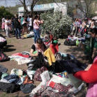 Uno de los mercadillos callejeros que ha proliferado en Argentina con la crisis.-AFP ( EITAN ABRAMOVICH