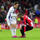 De Frutos ayuda a incorporarse a Muniain durante el reciente Athletic Club-Real Valladolid.-LALIGA