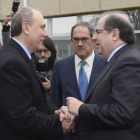 El presidente de la Junta de Castilla y León, Juan Vicente Herrera, saluda al director de Michelín Aranda, César Moñux-ICAL