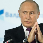 Putin gesticula durante su intervención en la conferencia anual del foro Valdai, en Sochi, el 19 de octubre.-AFP / ALEXANDER ZEMLIANICHENKO