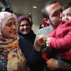 Una familia siria llega a Chicago procedente de Turquía.-AFP / SCOTT OLSON