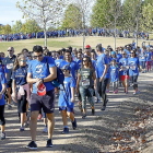 Un grupo de participantes en la marcha caminan por las Contiendas.-J.M. LOSTAU