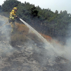 Trabajos de extinción del incendio declarado en La Cabrera.-ICAL