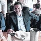 Alexis Tsipras, líder de la izquierda radical Syriza, comparte comida con colaboradores, este sábado en Atenas.-Foto: AFP/ LOUISA GOULIMAKI