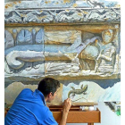 Daniel Yordanov trabajando en una de sus obras.-CÉSAR DEL VALLE