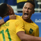 Neymar se abraza con Gabriel Jesús en el partido contra Dinamarca.-AFP / NELSON ALMEIDA