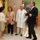 El alcalde de León, Antonio Silván (D), visita las instalaciones del Hogar Municipal del Transeúnte acompañado de la concejala de Familia y Servicios Sociales, Aurora Baza(CI), y del director del centro, el hermano Amador (CD), de la Orden de San Juan de-Ical