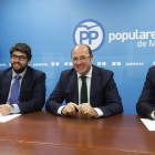 El presidente de Murcia, Pedro Antonio Sánchez, acompañado por el portavoz del grupo parlamentario popular en la Asamblea de Regional de Murcia, Víctor Martínez y el secretario de organización del partido en Murcia, Fernado López Miras.-EFE / MARCIAL GUILLÉN