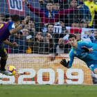 Courtois trata de adivinarle un penalti a Luis Suárez-JORDI COTRINA