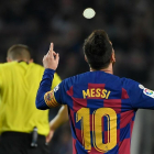 Lionel Messi celebra su gol de falta al Real Valladolid que supuso el 3-1 ayer ebn el Camp Nou.-AFP