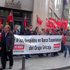 Trabajadores de EspañaDuero concentrados en la sede de Unicaja en Madrid.-E. M.