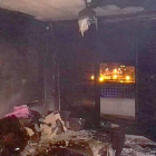 Imagen del salón de la vivienda, dónde se originó el fuego, tras la actuación del equipo de Bomberos de Valladolid .-E.M.