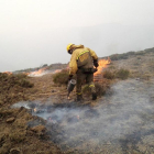 Los brigadistas trabajan en la extinción de un fuego.-ICAL