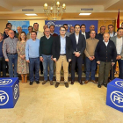Foto de familia de los 25 candidatos presentados ayer en Medina del Campo junto a Mañueco, en el centro, flanqueado por Carnero y Gómez.-ICAL