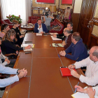 El alcalde, al fondo, con los representantes de la plantilla de Konecta.-E. M.