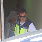 Un agente policial conduce a Pedro Luis Gallego, que se tapa el rostro.-ICAL