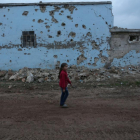 Una niña camina en la localidad de Al Rai, al norte de Alepo.-KHALIL ASHAWI / REUTERS