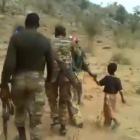 Captura del vídeo de la ejecución en Camerún que circula por internet /-TWITTER