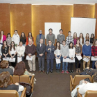 Foto de familia de Agustín Sigüenza y Pablo Trillo con los alumnos premiados por la Consejería de Educación por sus excelentes notas y en reconocimiento a su trabajo-J. C. Castillo