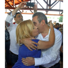 Elena Valenciano saluda a Julio Villarrubia.-ICAL