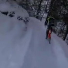 Pedaleando sobre la nieve.-TWITTER