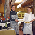 Juan Carlos y Ana, actuales gestores del restaurante 2,39, posan en el comedor que continúa con la misma decoración de la época anterior.-